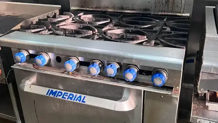 Commercial range and burners